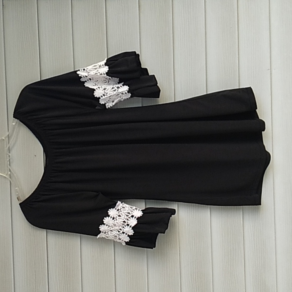 Win Win Ruffle Sleeve Top with Embroidery/Crochet